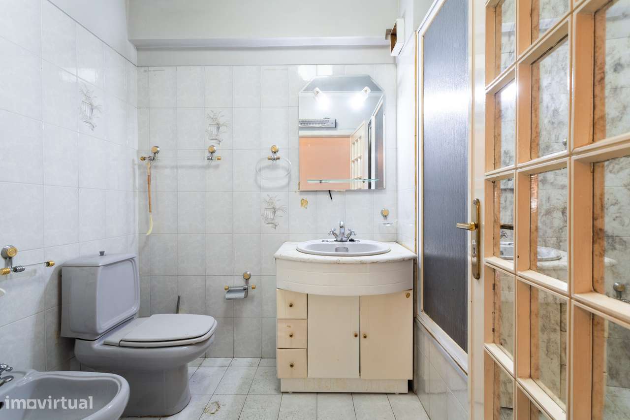 Apartamento T2 na Amadora: Potencial Único com Sótão e Varanda Solaren-16