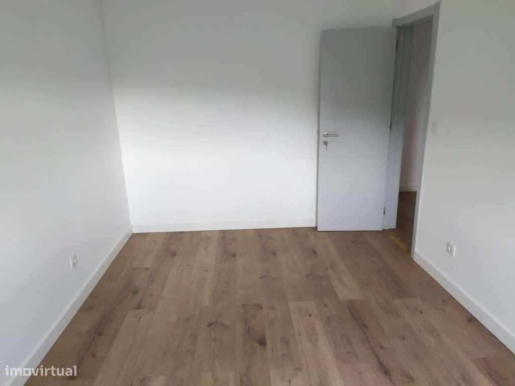 T2 remodelado e semiequipado na Amadora-13