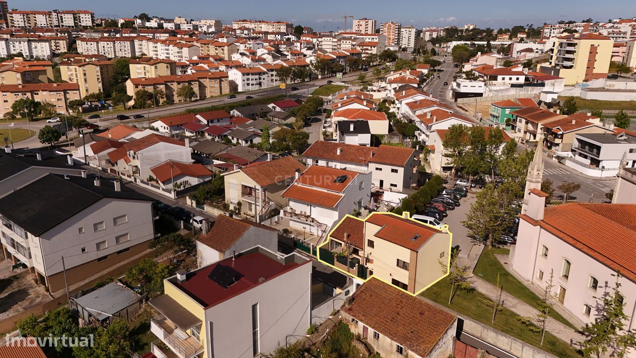 Moradia de 4 quartos e garagem com cadeira elevatória de escadas em Ta