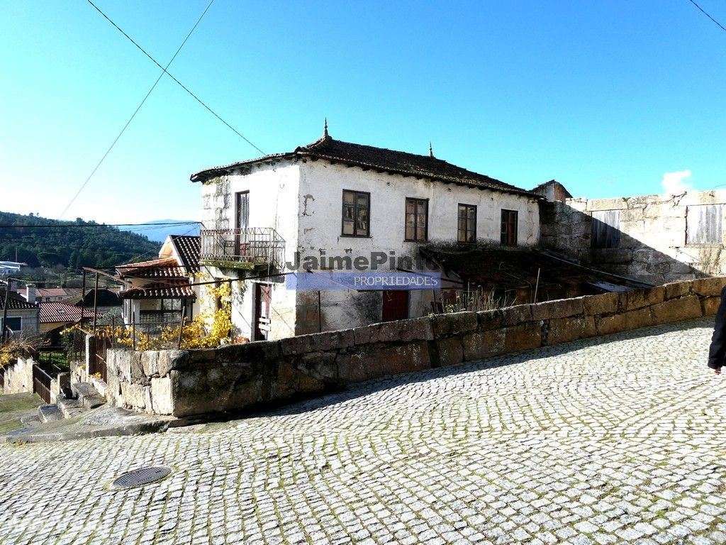 Casas em Ruína contiguadas na Zona Histórica de Vidago. Portugal, C... - Grande imagem: 2/7