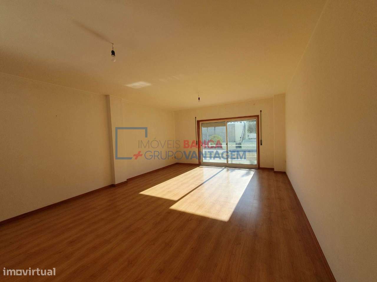 Apartamento T2 C/ Terraço e Garagem Box - ARRENDADO - Grande imagem: 3/15