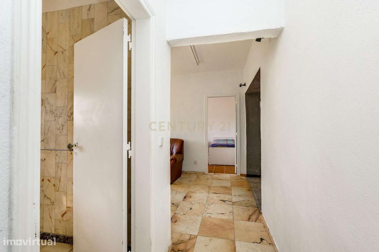 Moradia com Terreno Amplo e Vista Mar na Carvoeira-54