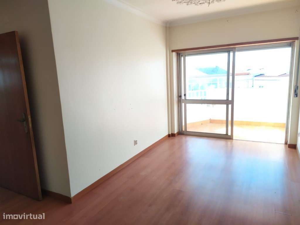T2 remodelado e semiequipado em Queluz-6