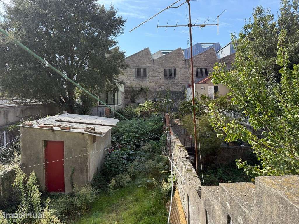 Prédio para recuperar na Rua D. João IV, em pleno centro do Porto-6