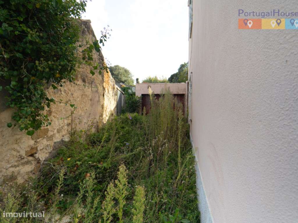 Prédio constituído por 2 apartamentos T2 com entradas independentes...-32