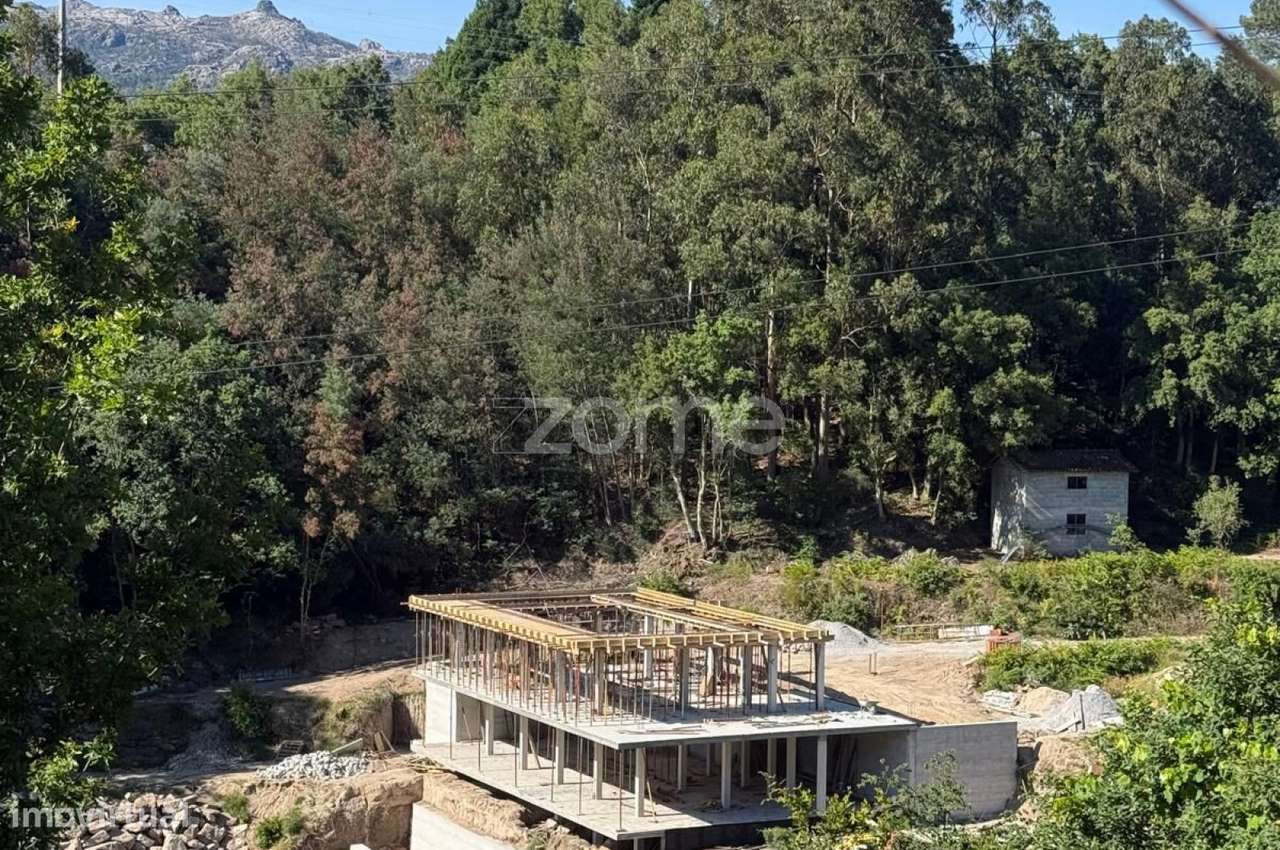 Moradia T3 em contrução no Gerês-9