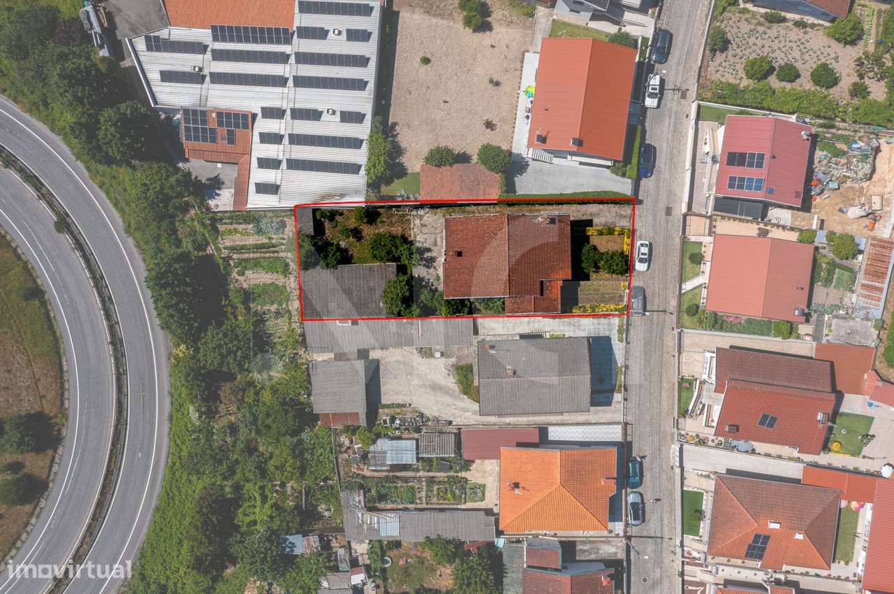 Moradia T3 com Jardim, Armazém e Terreno de 622 m² em Santo Tirso-31