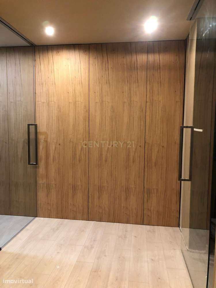 T5 completamente renovado, com 2 Suítes  em zona nobre de Coimbra OPOR-6