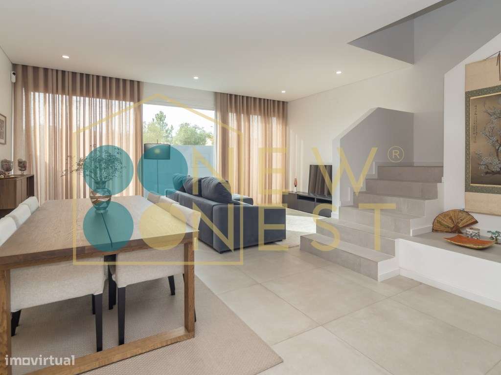 Moradia T3+1 em Banda como Nova com pátio e Vista Castelo de Palmel...-8