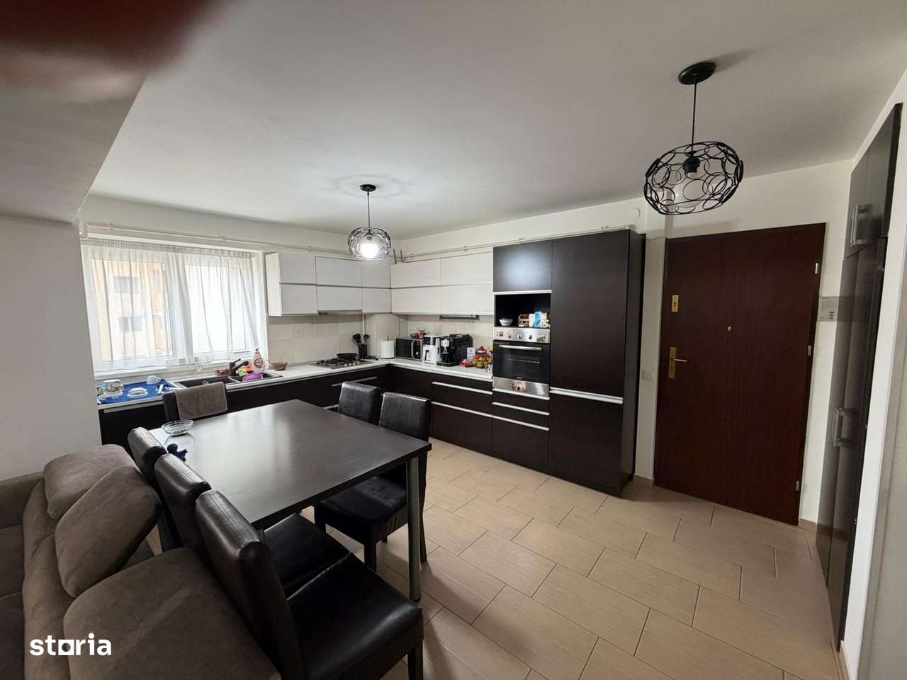 Apartament 4 camere 90 mp, etajul 3 - zona centrala-1