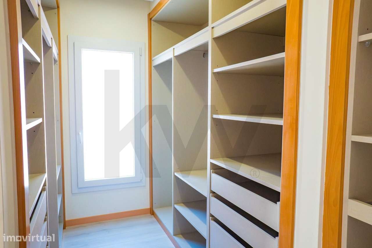 T3 Isolada em Famões: A Estreia Perfeita para a sua Família-36