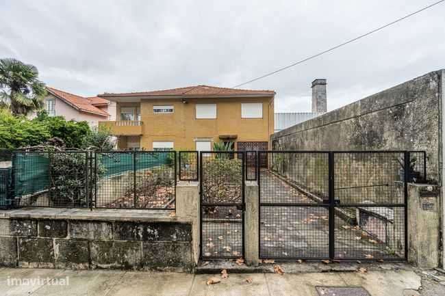 Moradia T5 na Circunvalação - Junto ao Cruzamento de Monte Burgos - Grande imagem: 4/5