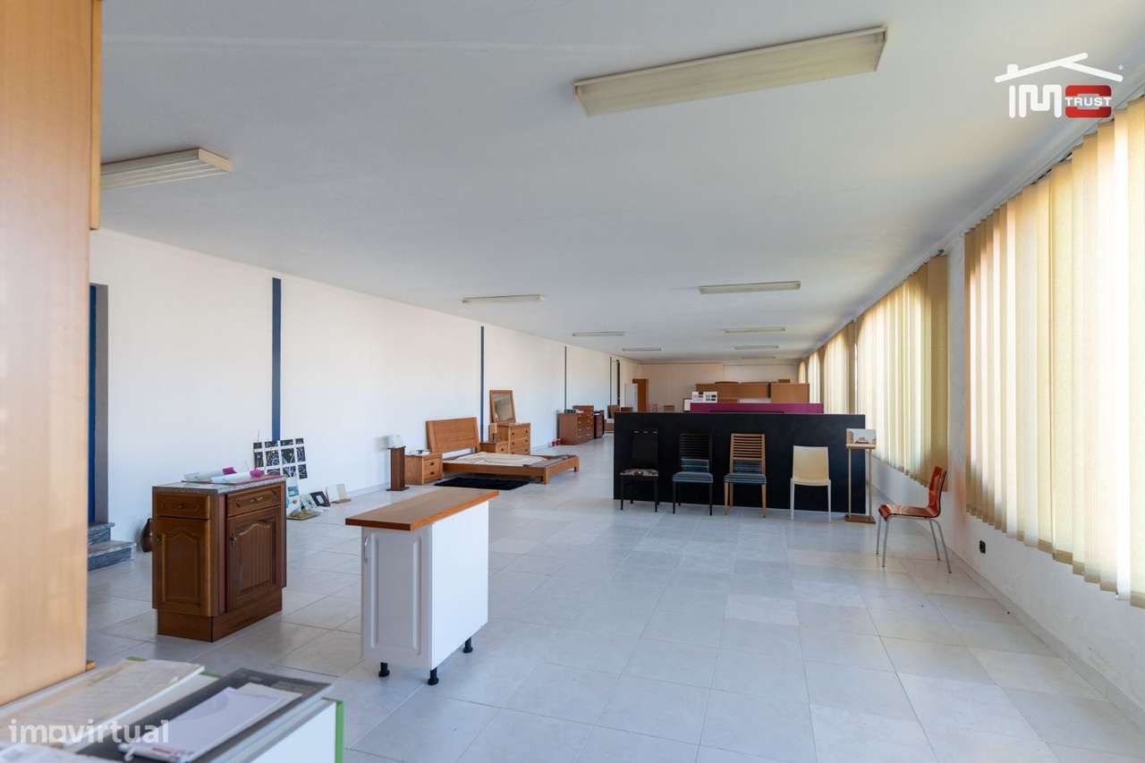 ARMAZÉM COM 7OO M2, ESCRITORIOS E SHOWROOM (OUREM) - Grande imagem: 5/25