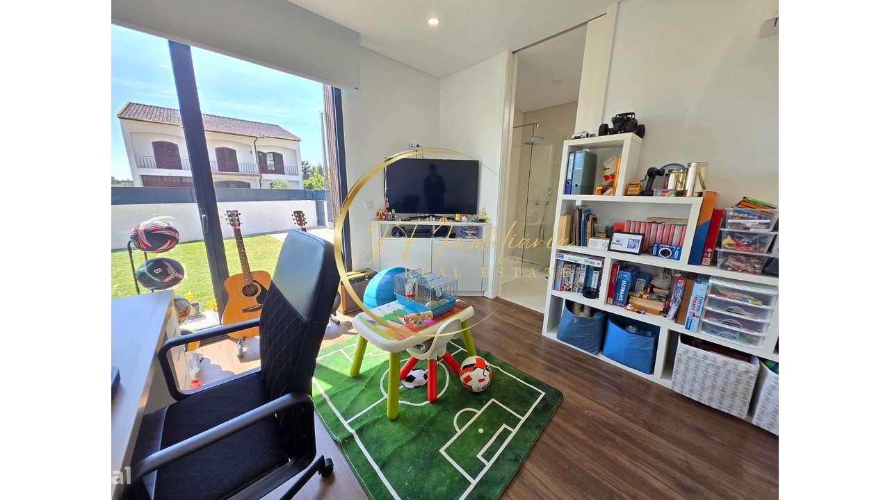 Moradia T4 de Luxo com Jardim-45