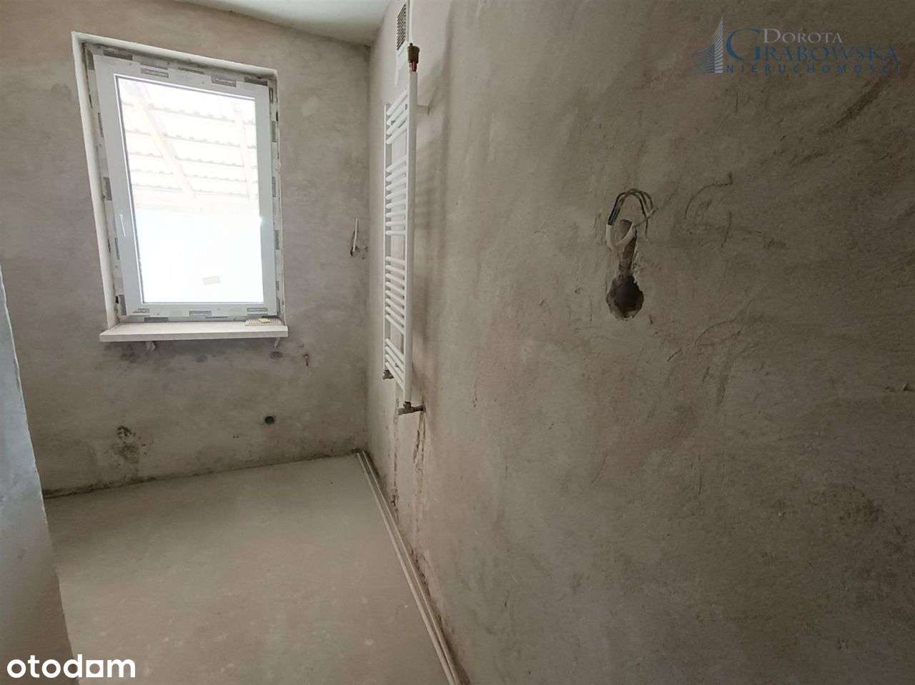 Wolnostojący dom w ładnym otoczeniu.-18