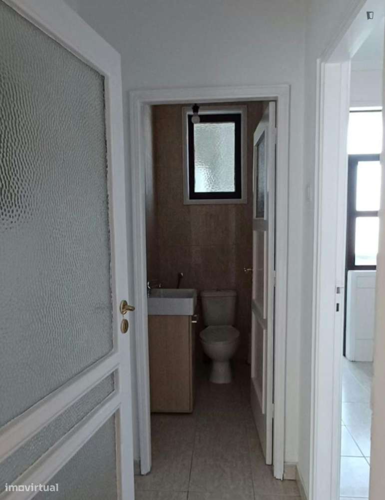 Quarto - localizado em Lordelo do Ouro Porto - Grande imagem: 5/9