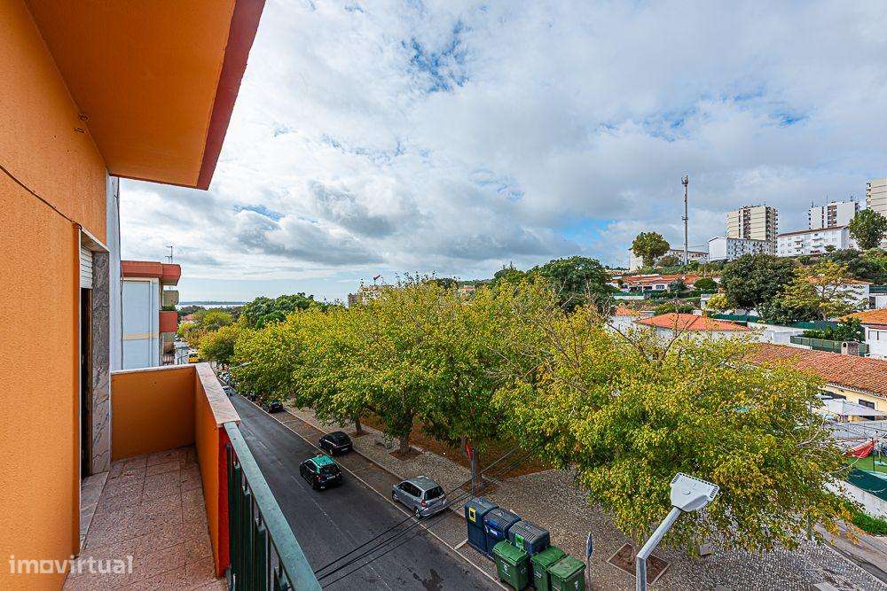 Conforto e Tranquilidade — T3 com Duas Varandas e Vista Panorâmica - Grande imagem: 4/26