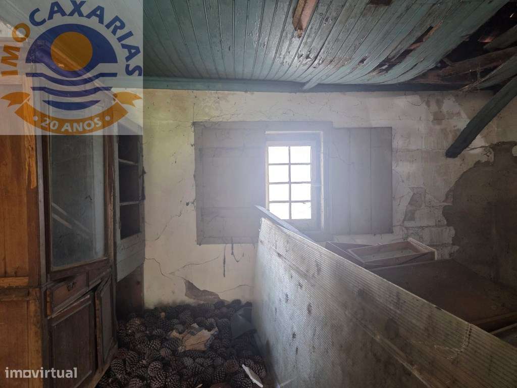 Moradia Rústica com Pátio e Anexos para Recuperar - Urqueira, Ourém-5