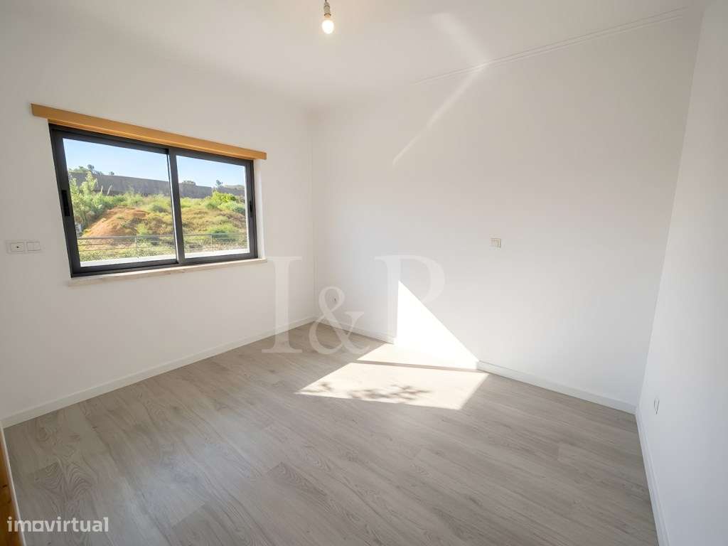 Moradia T5 com varandas, jardim e garagem no Feijó, Almada-10