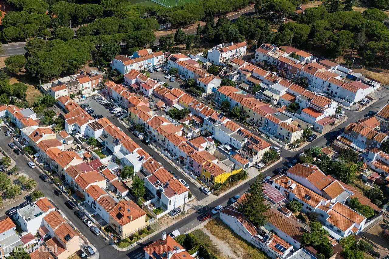 Moradia T3 com Quintal e Alto Potencial no Caramão da Ajuda, Lisboa-24