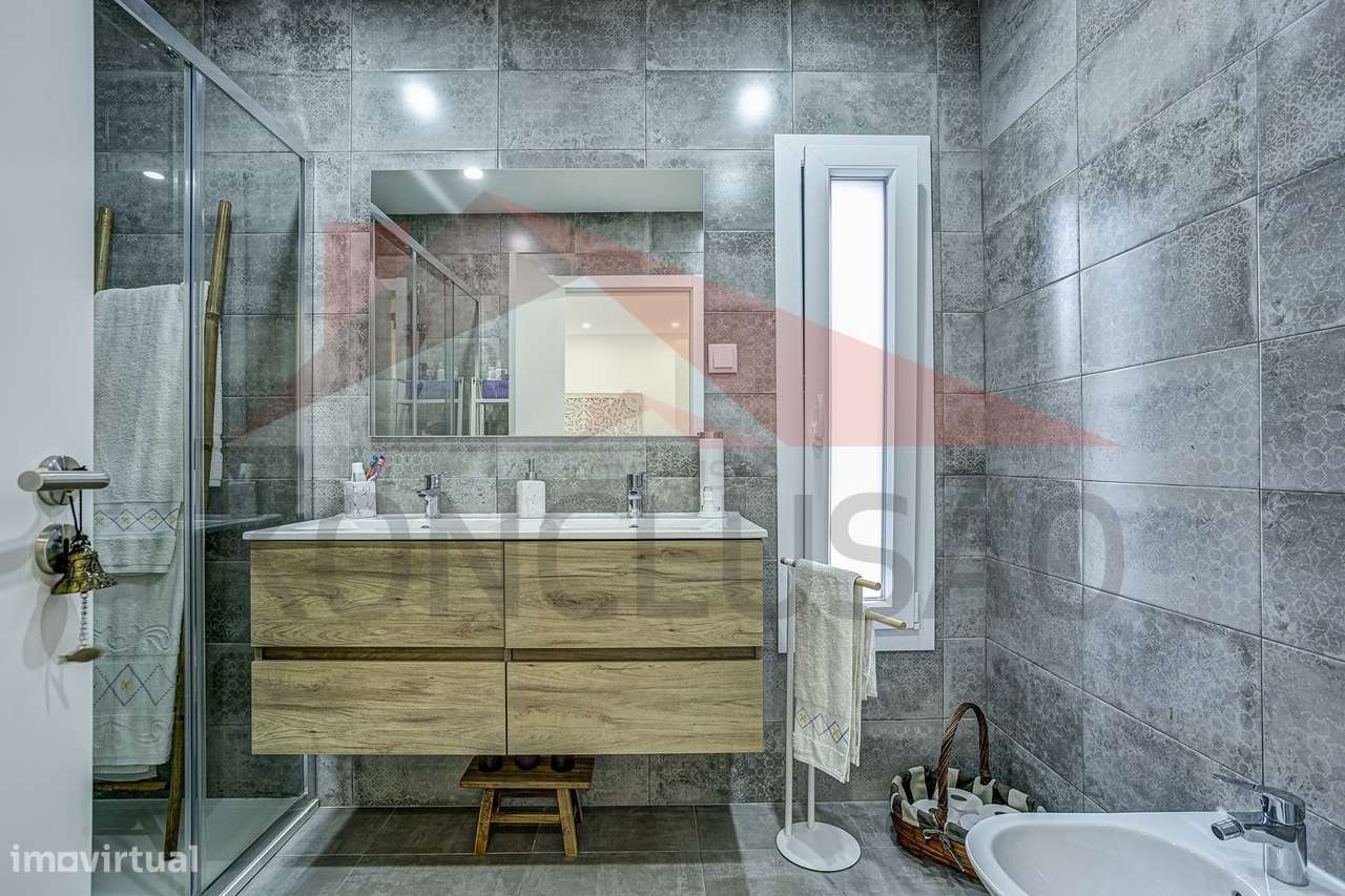 Moradia T4 de arquitetura moderna, estado de nova.-30