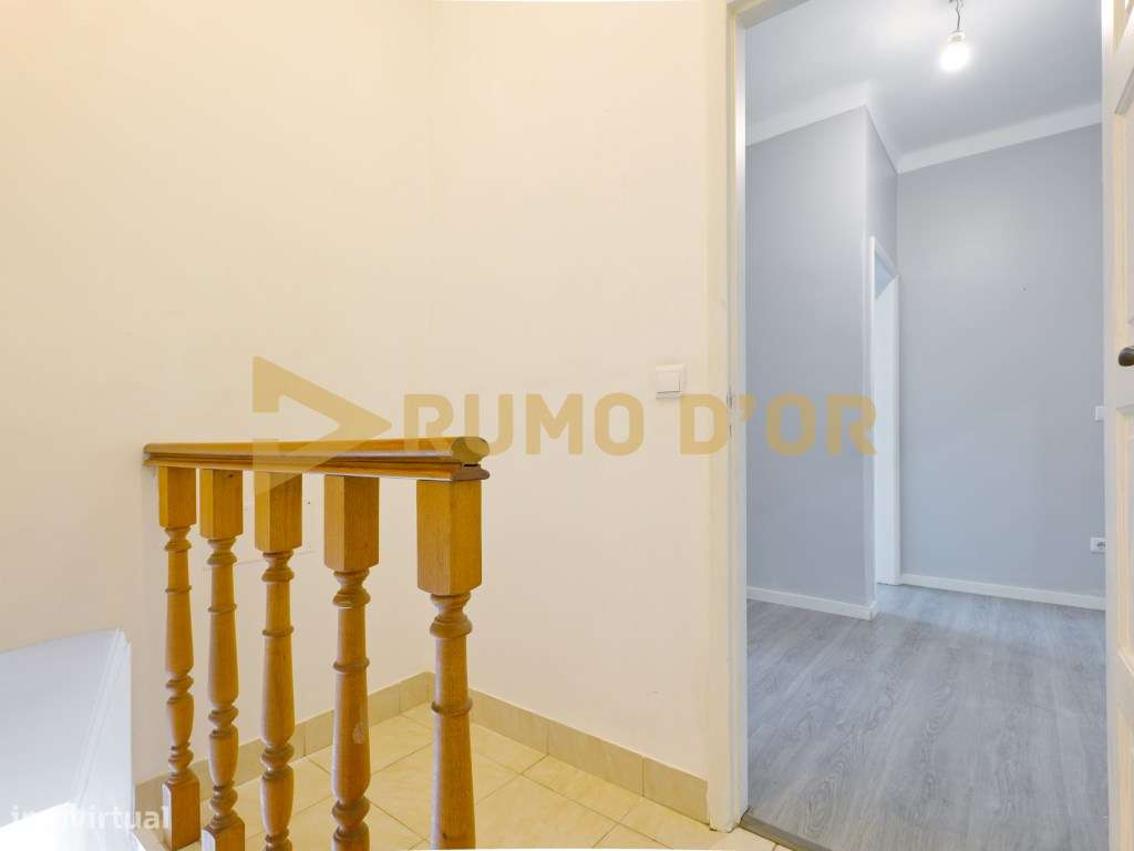 Andar de Moradia T2 com Logradouro e Lavandaria - Abrigada - Grande imagem: 4/25