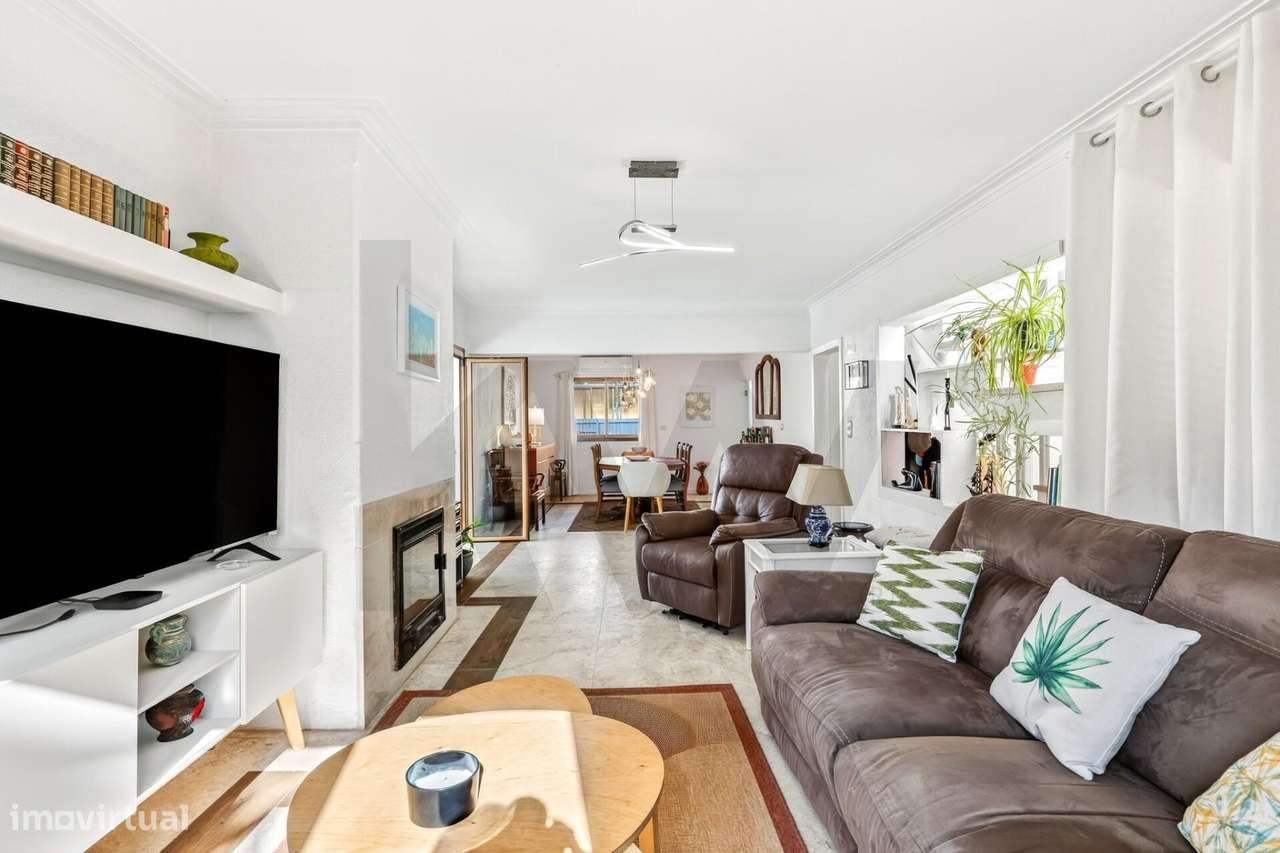 Moradia T4+1 com Piscina Coberta, Jardim e Churrasqueira em Alcoitão,-15
