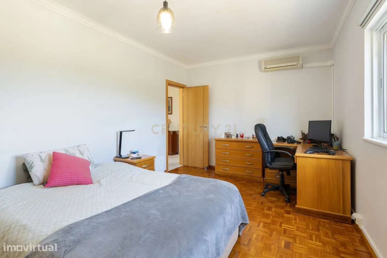 Moradia T3 com piscina e amplo espaço exterior-21