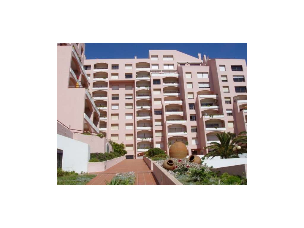 T2 remodelado em condomínio com piscina e campo de ténis-8