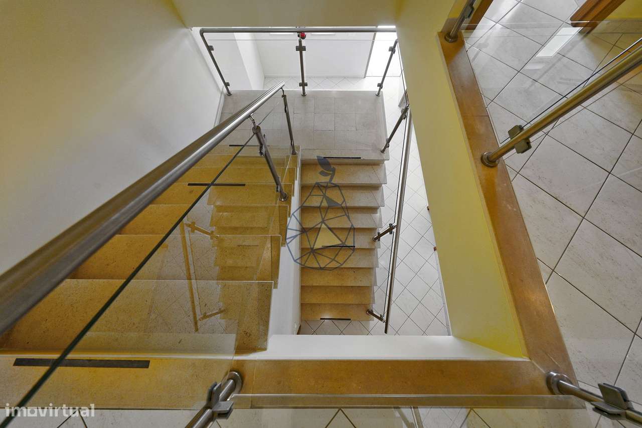 Moradia T5 com Piscina Privada, Jardim e 5 Suites em Montechoro, Albuf-47