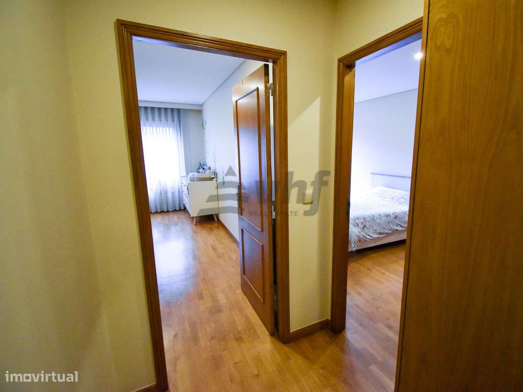 T2 espaçoso com varanda, garagem e excelente exposição solar-13