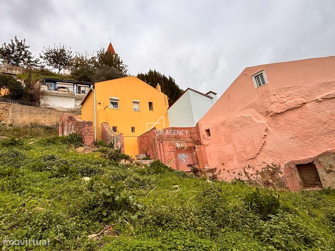 Prédio p/ Investimento em Alhandra  - 2 Estúdios para Restaurar-26