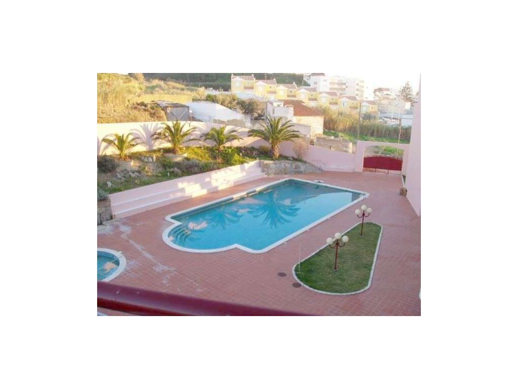 T2 remodelado em condomínio com piscina e campo de ténis-9