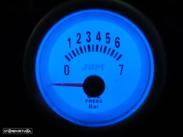 Manómetro fundo branco c/iluminação led azul disponível em pressão do turbo, pressão do oleo, temperatura do oleo, temperatura da água, voltagem - 6