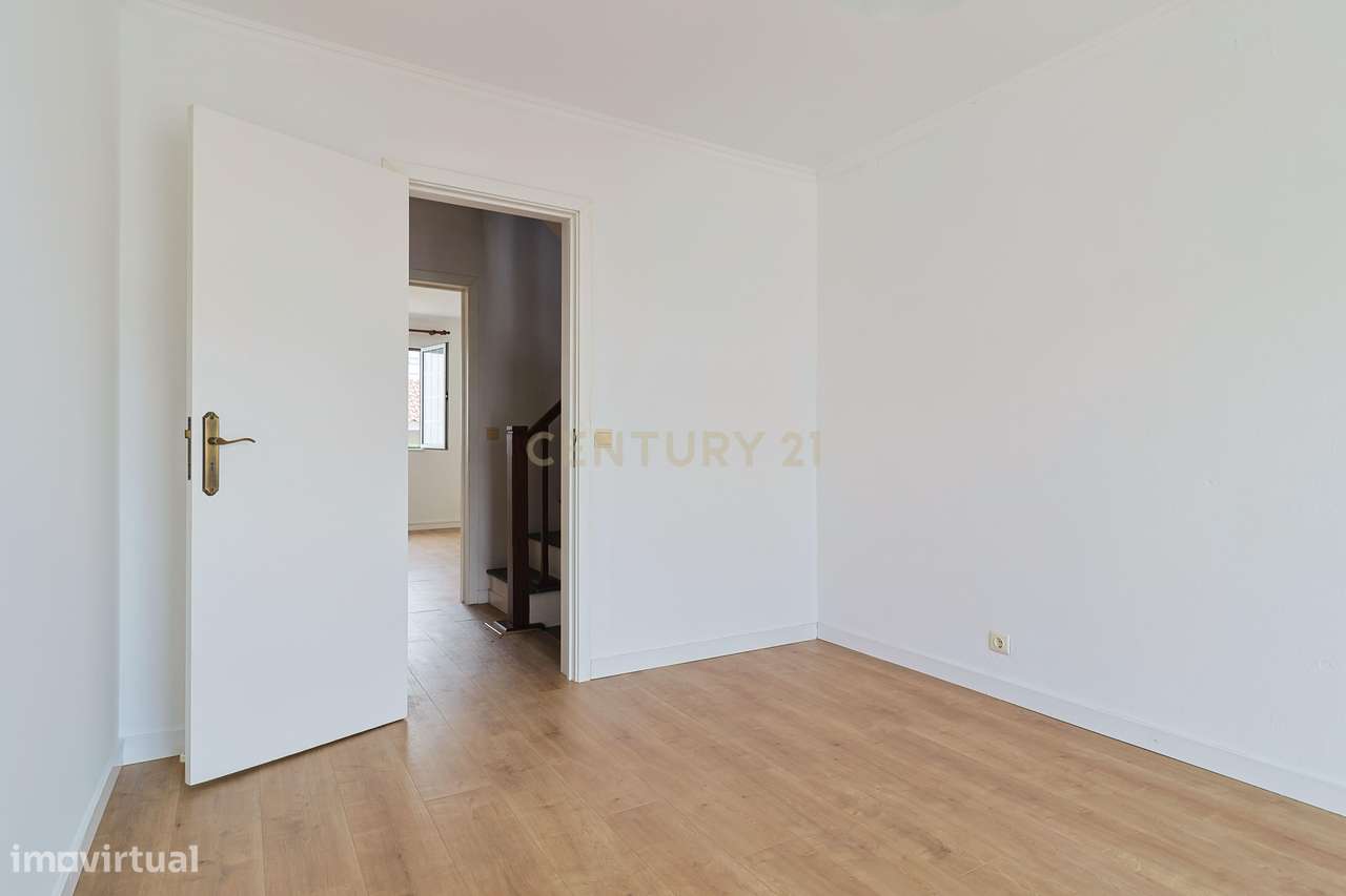 Moradia T2+1 com sótão, garagem, jardim e logradouro – Ponta Delgada-31