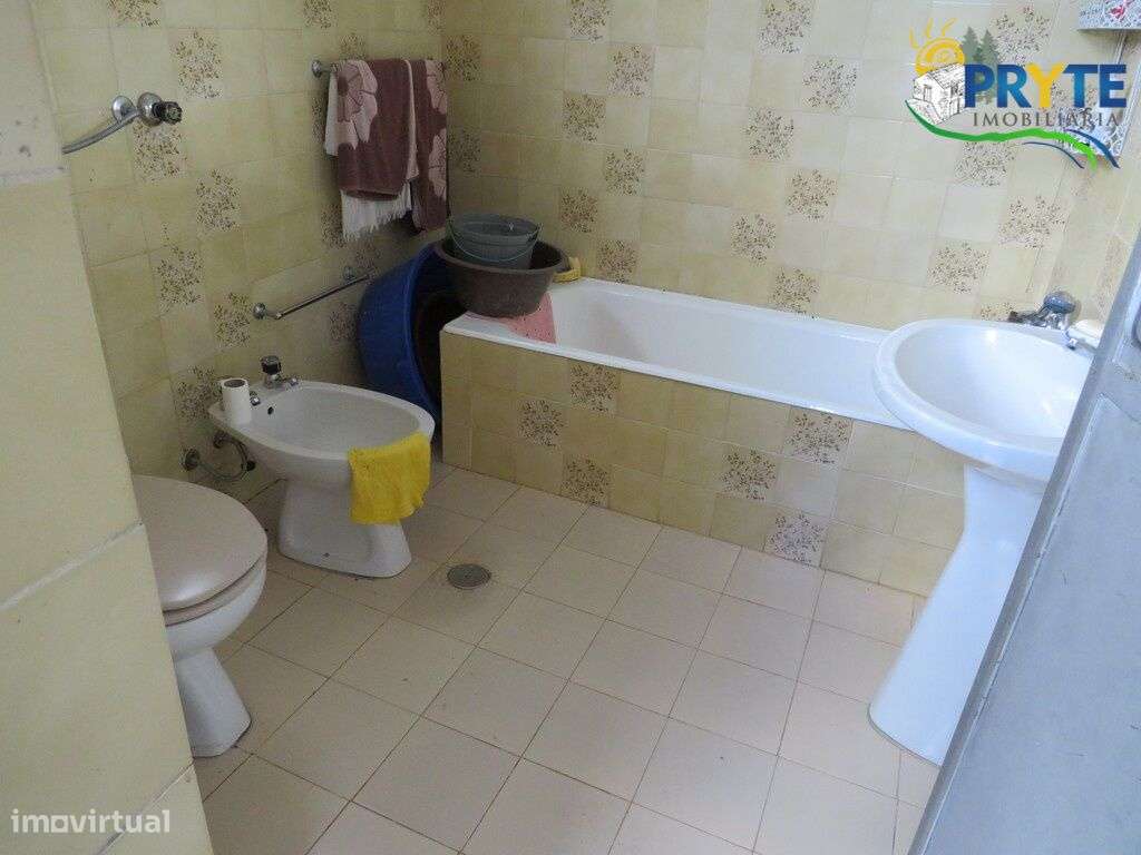 Pequena quinta a confinar com a Ribeira situada perto de Oleiros-21