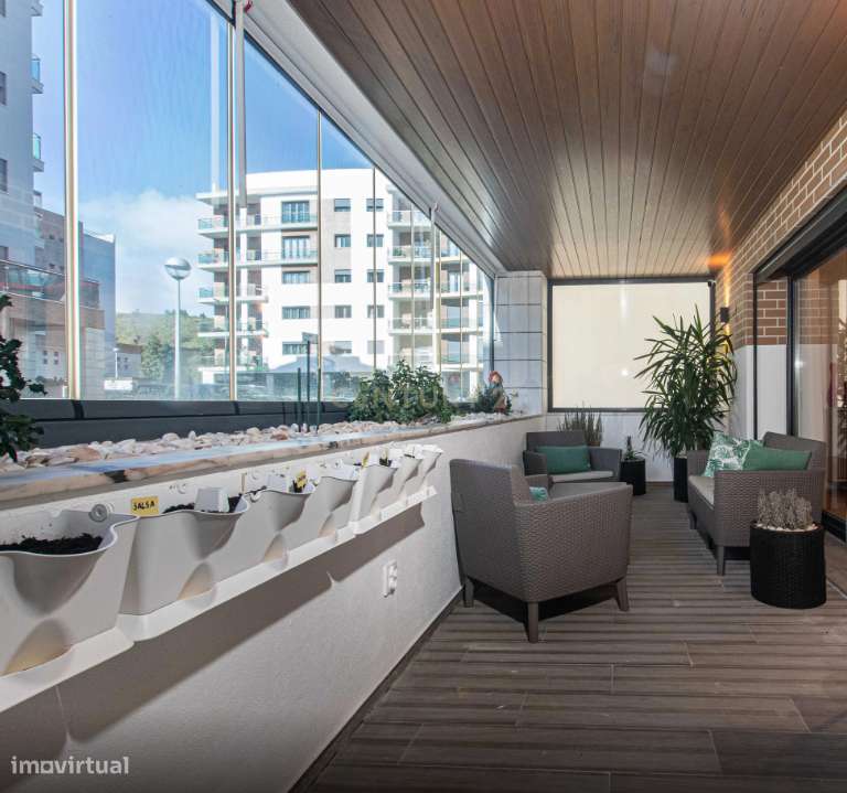 Apartamento T4 com Terraço e Box para 2 Viaturas | Jardim da Amoreira-24