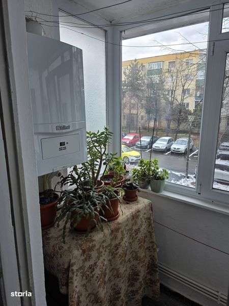 Proprietar - Vand apartament 2 camere semidecomandat - etaj 1/4 -Crang - Imagine principală: 5/8