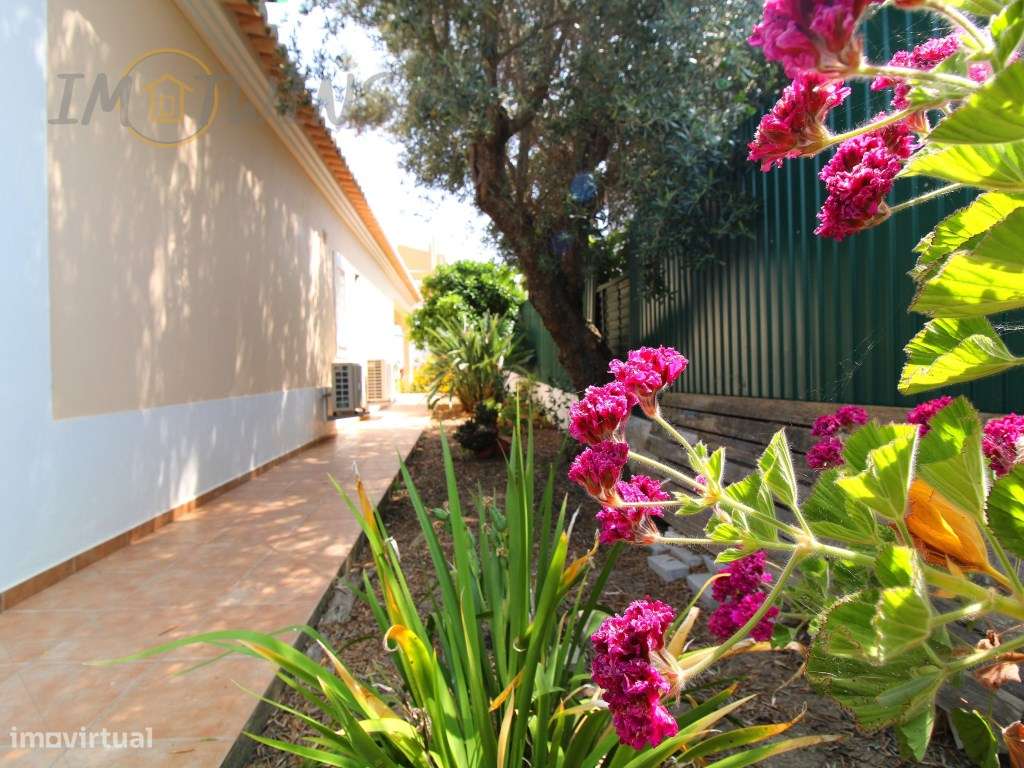 Moradia com piscina e jardim em Carvoeiro-13