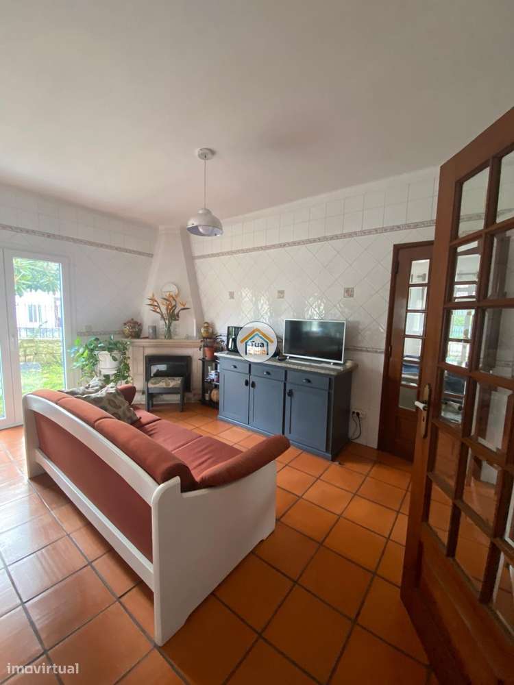 Moradia Geminada  de um dos lados do outro tem entarada e jardim em to-22