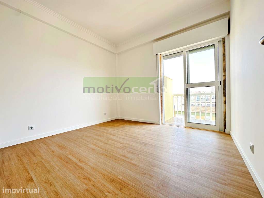 Magnífico T3 Totalmente Remodelado no Casal de São Brás, com Varand...-13