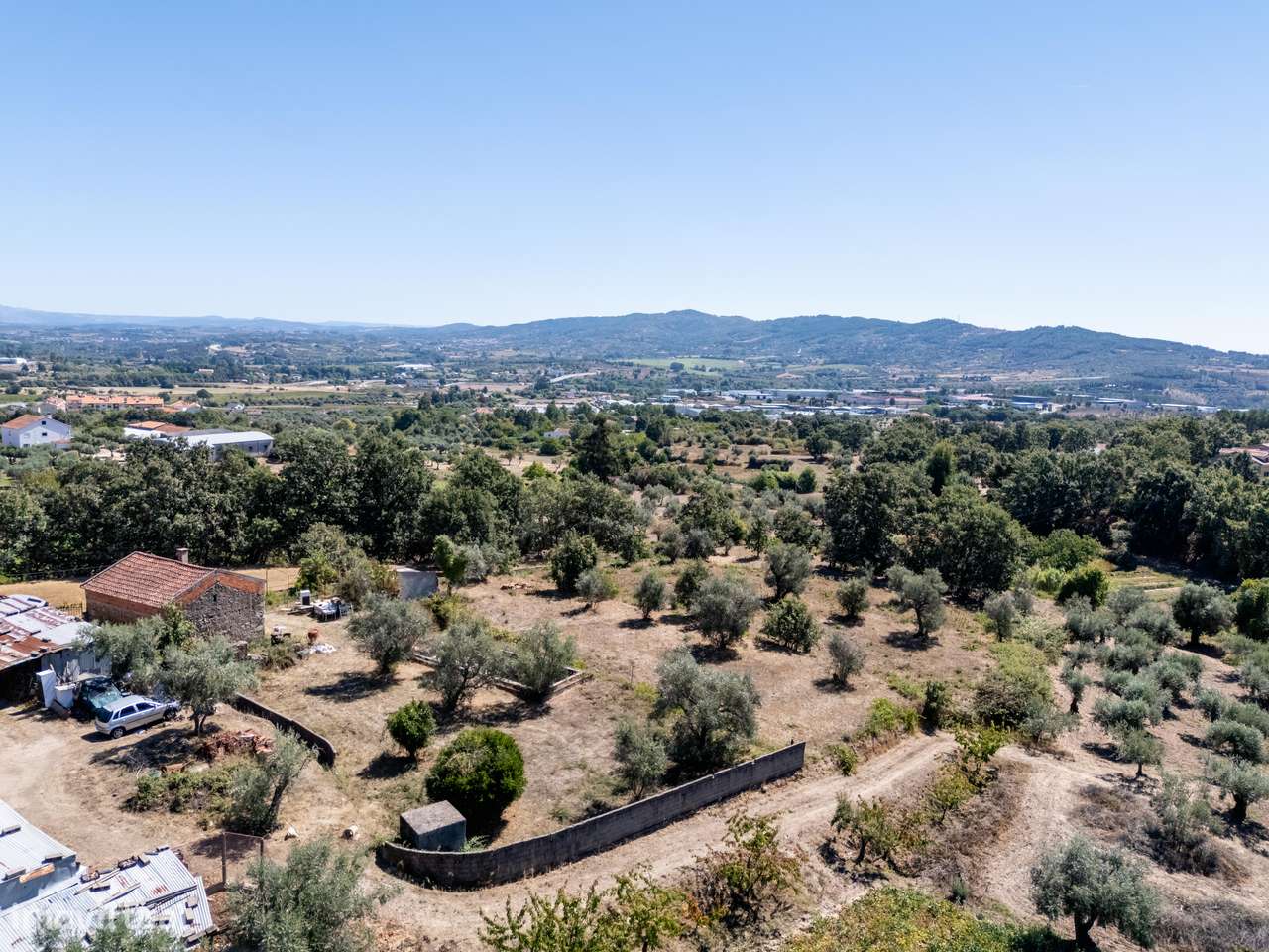Moradia em pedra isolada com piscina e jardim-6