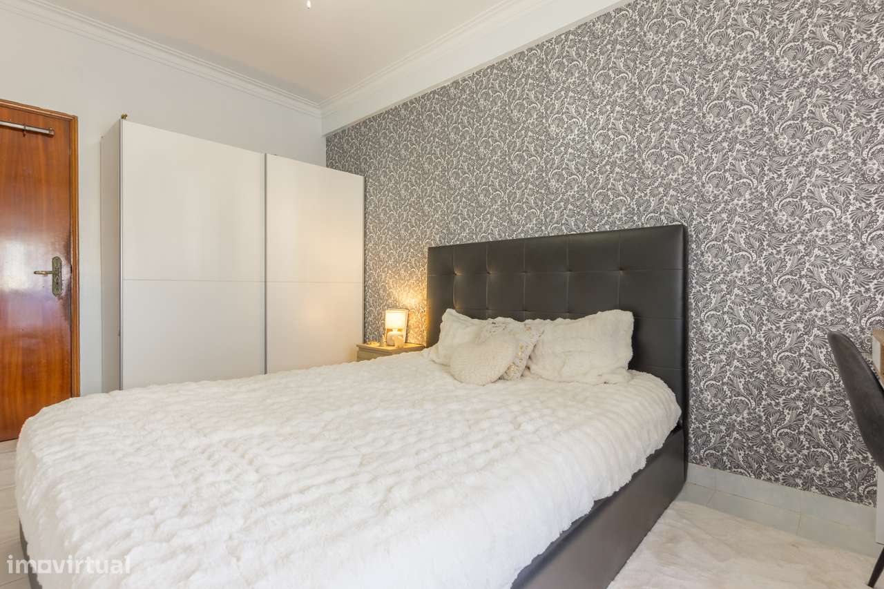 Apartamento T2 na Baixa Da Banheira na Rua do Mercado.-13