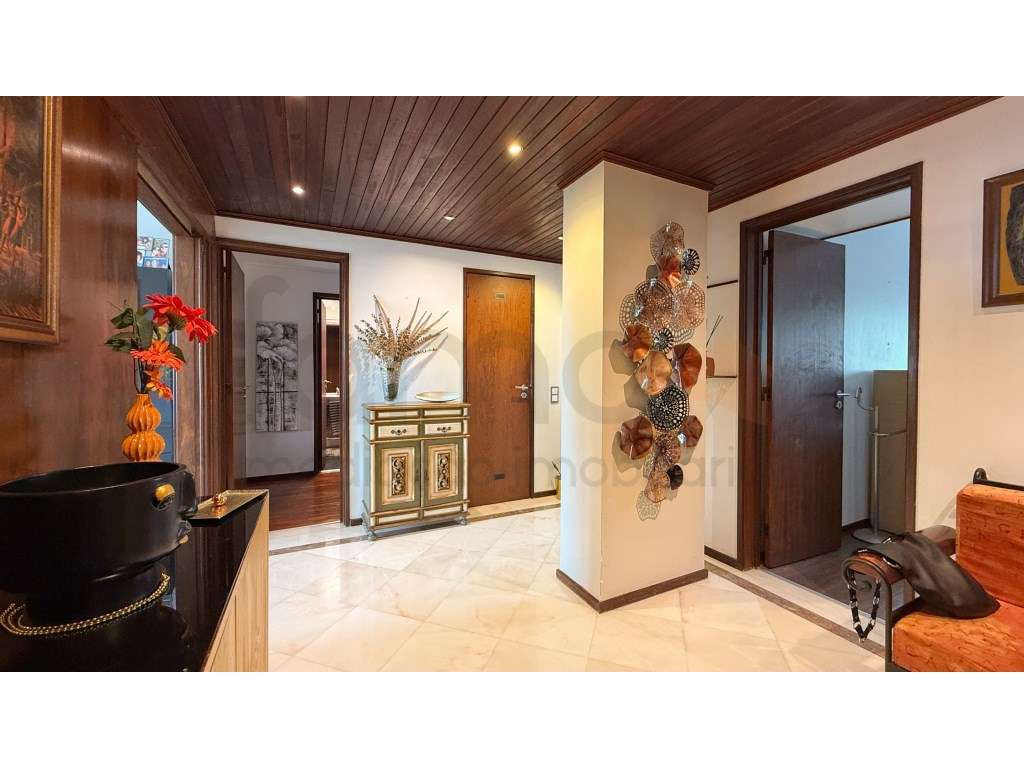 Apartamento T4 em Miraflores-7