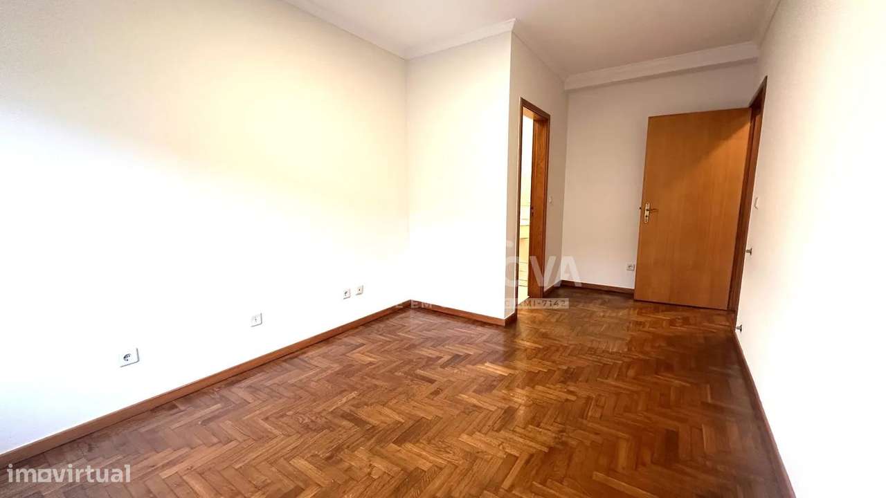 T2 c/ Varanda e Lugar de Garagem em Pedroso-15