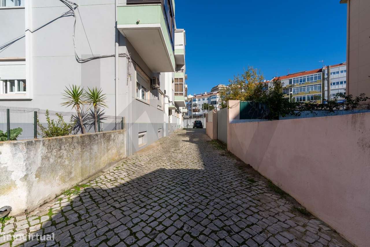 T2 Remodelado com Excelente Exposição Solar no Laranjeiro e Feijó, Alm-26