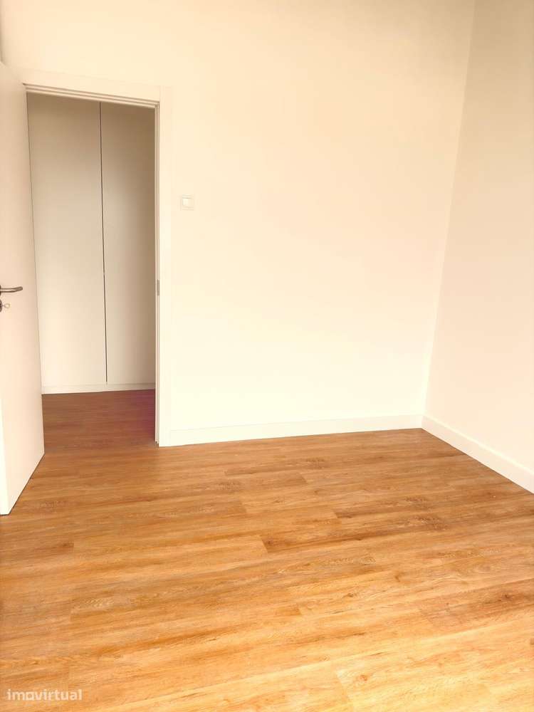 Apartamento T1 totalmente renovado localizado na Av. 5 de Outubro Faro-5