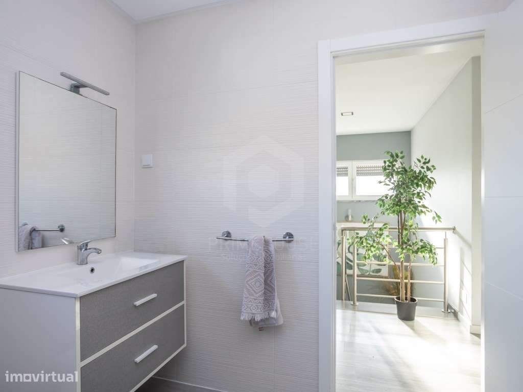 Moradia Isolada T4 com Piscina, Garagem e Acabamentos Premium-35