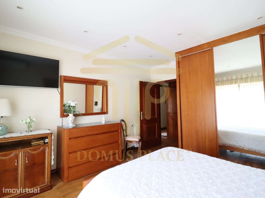 Moradia com Cave, Piscina e Terreno de 1878m² - Lavra
Vendida tota...-20