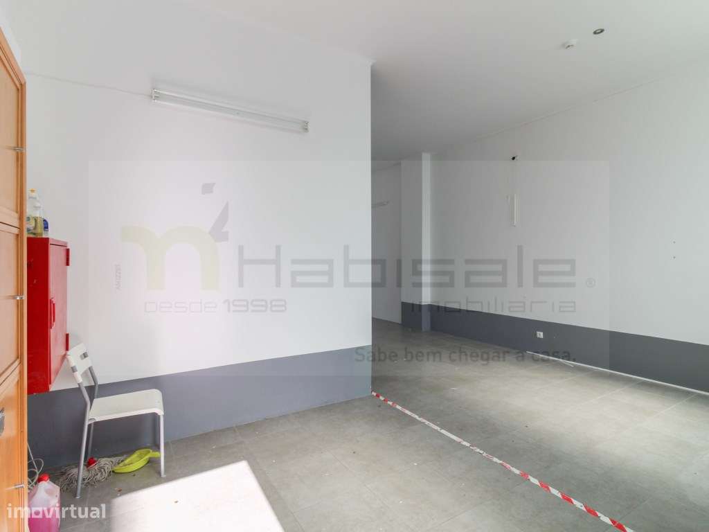 Loja de 50 m2, na Quinta do Conventinho, Santo António dos Cavaleir... - Grande imagem: 4/10